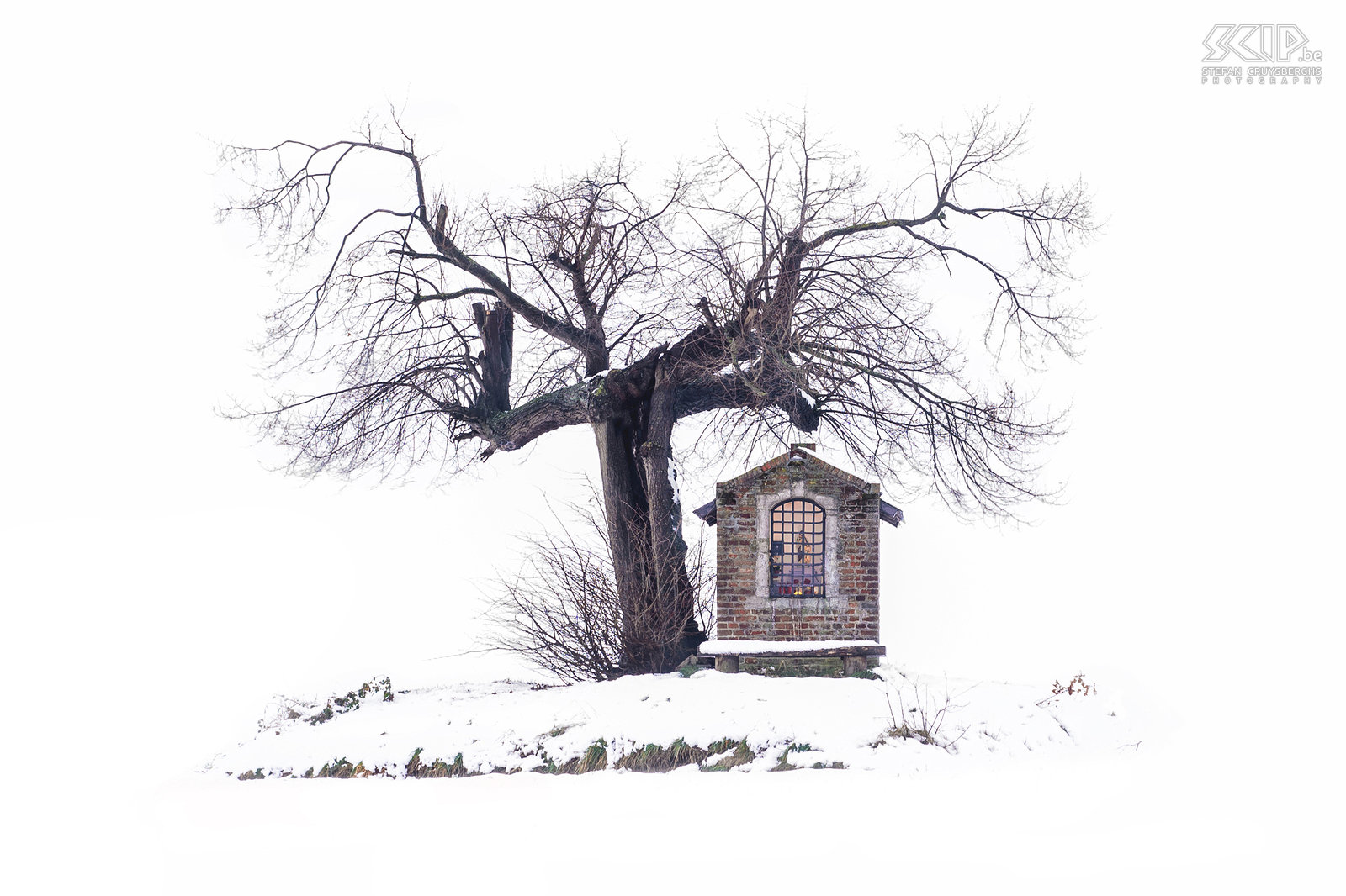 Winter in Sint-Pieters-Rode - Kapel ‘High key’ foto van de kleine kapel van Sint Jozef. Deze kapel ligt in een veld onder een oude lindeboom. De boom werd beschadigd tijdens een storm in 2014. Stefan Cruysberghs